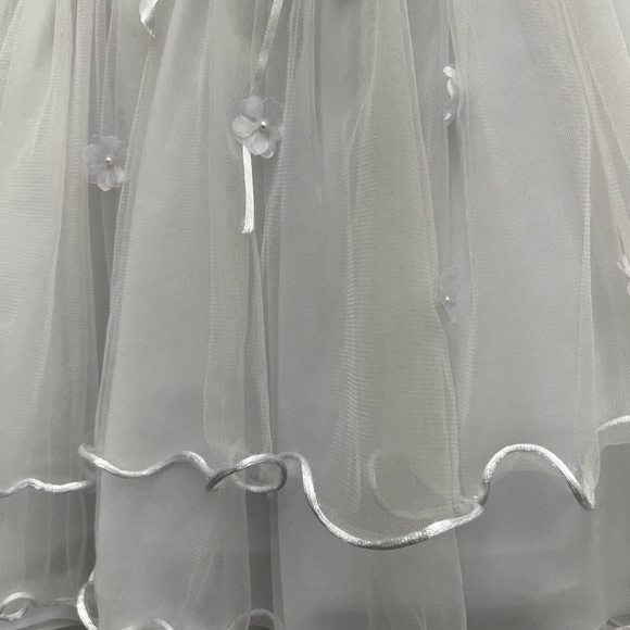 Adorablee white dress perfect for special occasion
size L, fits 12-18 month old - Picture 4 of 9